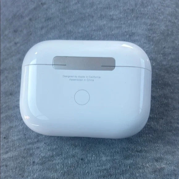 Apple White Earbud Headphones Wireless Charging Case Earbud Headphones